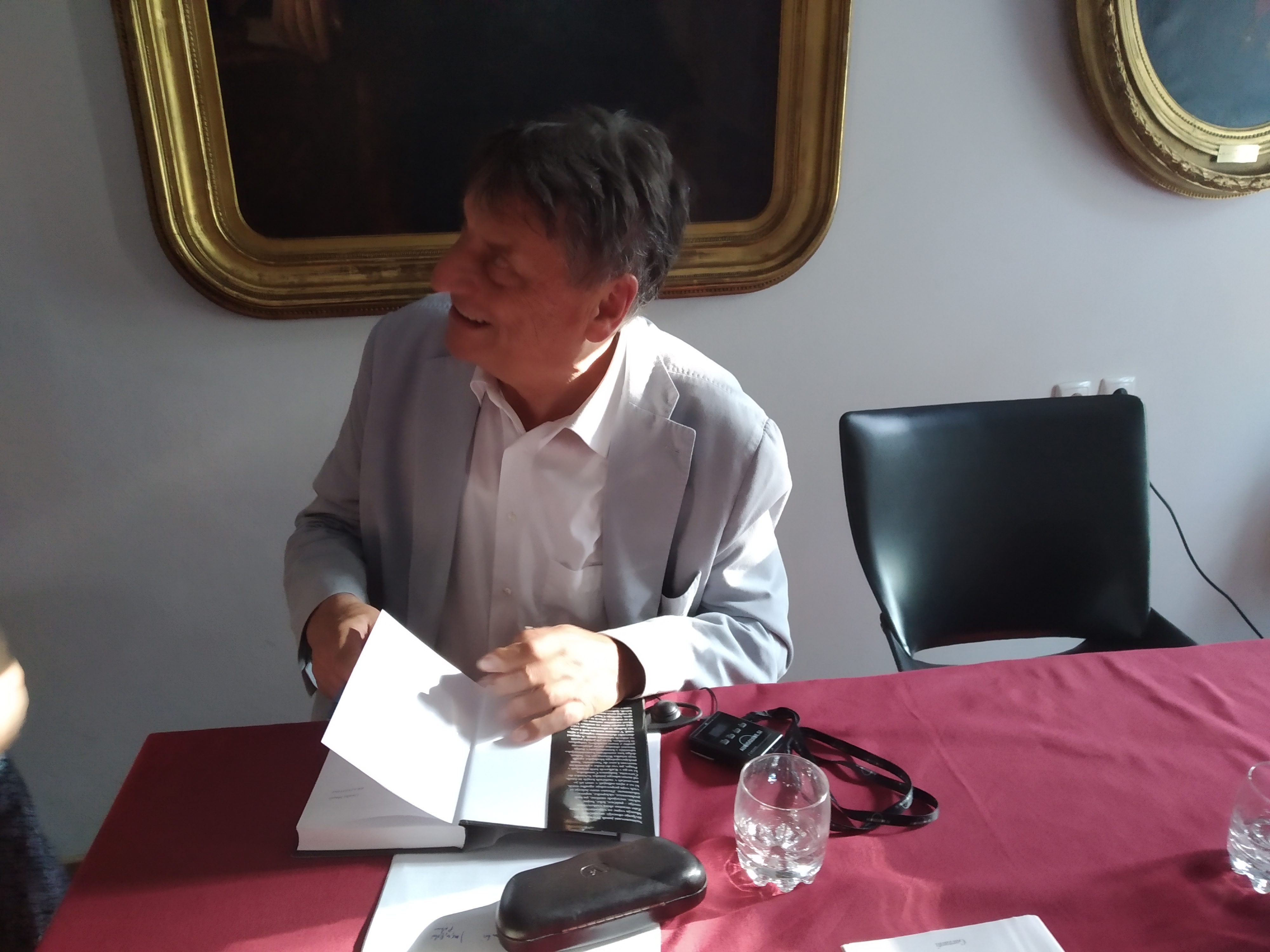 Pogovor s pisateljem Claudiom Magrisom ob slovenskem prevodu njegovega romana Brazgotine